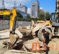 艹逼xxx啊啊啊在线观看高温下的坚守｜道路建设者用汗水铺就畅通路